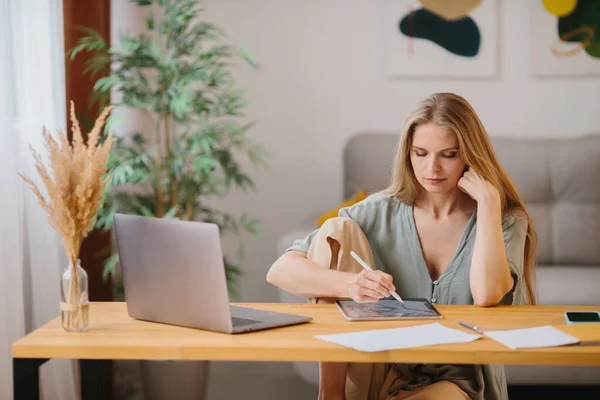 在家里工作的女性平面设计师 使用数码绘图平板和钢笔 — 图库照片