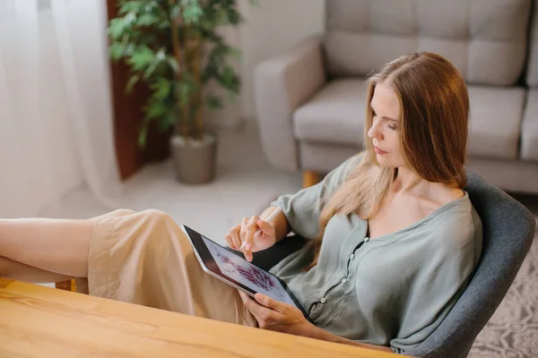Vrouwelijke Grafisch Ontwerper Werkt Thuis Met Digitale Tablet Pen — Stockfoto