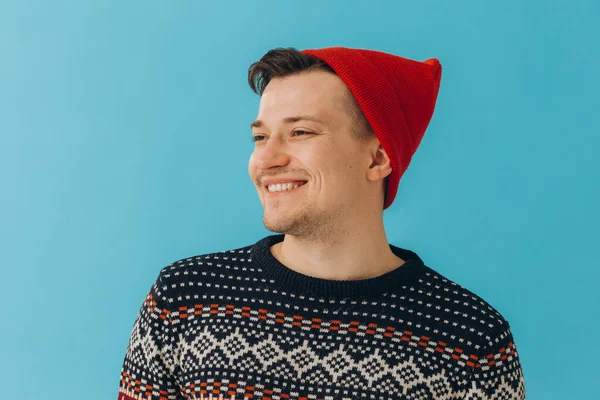 Молодой Человек Рождественском Свитере Шляпе Цветной Спинке — стоковое фото