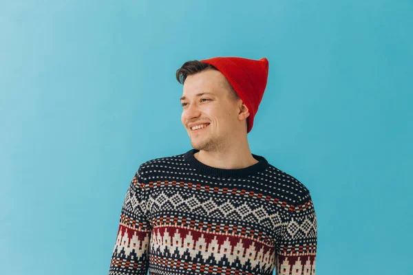 Bild Charmig Man Bär Jultröja Och Röd Hatt Isolerad Blå — Stockfoto
