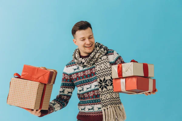 Jeune Homme Pull Noël Écharpe Tenant Nombreuses Boîtes Cadeaux Avec — Photo