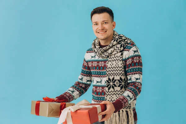 Junger Mann Weihnachtspullover Und Schal Mit Vielen Geschenkboxen Und Schleife — Stockfoto