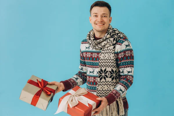 Mladý Muž Vánočním Svetru Šála Drží Mnoho Dárkových Krabic Dárkovou — Stock fotografie