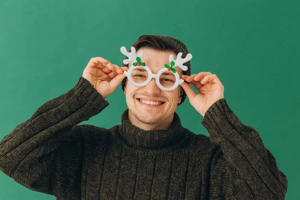 Ung Man Varm Tröja Mössa Och Karneval Glasögon Isolerad Grön — Stockfoto