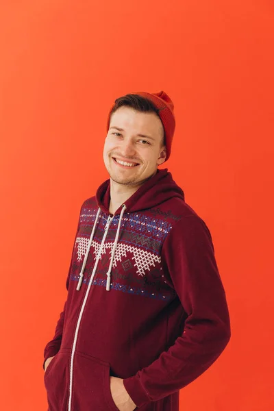 クリスマスの菊水の若い男とニット帽の色の背景 — ストック写真