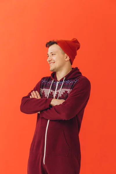 クリスマスの菊水の若い男とニット帽の色の背景 — ストック写真