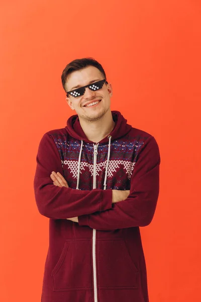 Mladý Muž Vánoční Kigurumi Sluneční Brýle Barevném Pozadí — Stock fotografie