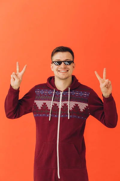 Een Jonge Man Een Kerst Kigurumi Zonnebril Een Gekleurde Achtergrond — Stockfoto