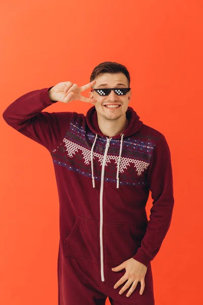 Ein Junger Mann Weihnachtskigurumi Und Sonnenbrille Auf Farbigem Hintergrund — Stockfoto