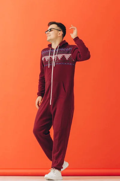 Молодой Человек Солнечных Очках Рождественский Кигуруми Танцует Красном Фоне — стоковое фото