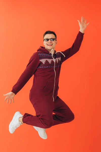 Een Jonge Man Met Een Zonnebril Een Kerstkigurumi Danst Een — Stockfoto