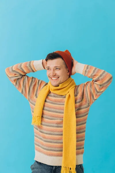 Kışlık Giysiler Içinde Yakışıklı Bir Delikanlı — Stok fotoğraf
