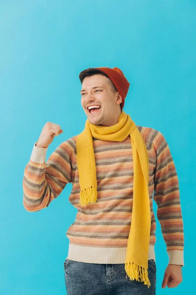 Όμορφος Νεαρός Άνδρας Χειμωνιάτικα Ρούχα Φόντο Χρώματος Χειρονομία Του Νικητή — Φωτογραφία Αρχείου