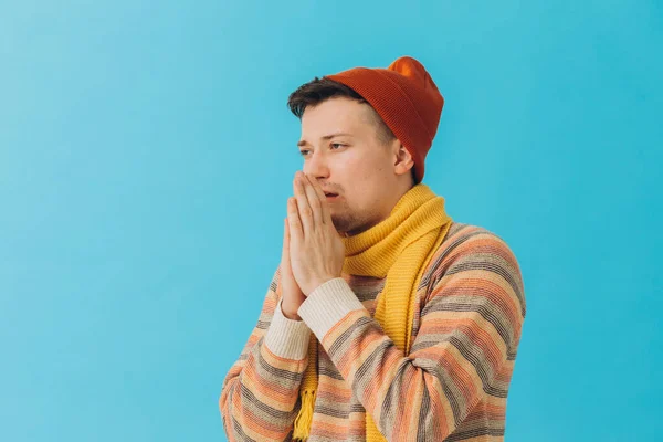 Stilig Ung Man Vinterkläder Färg Backgroun — Stockfoto