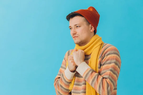 Stilig Ung Man Vinterkläder Färg Backgroun — Stockfoto