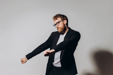 Kutlama zamanı. Parlak konfeti altında dans eden mutlu bir adamın portresi..