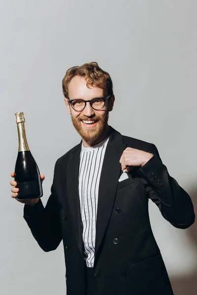 Firandet Det Nya Året Rödhårig Ung Man Med Flaska Champagne — Stockfoto