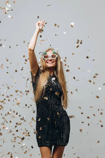Vacker Blond Flicka Dansar Glittrande Konfetti Begreppet Nyårsfest — Stockfoto