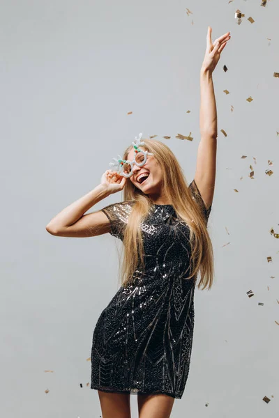 Vacker Blond Flicka Dansar Glittrande Konfetti Begreppet Nyårsfest — Stockfoto