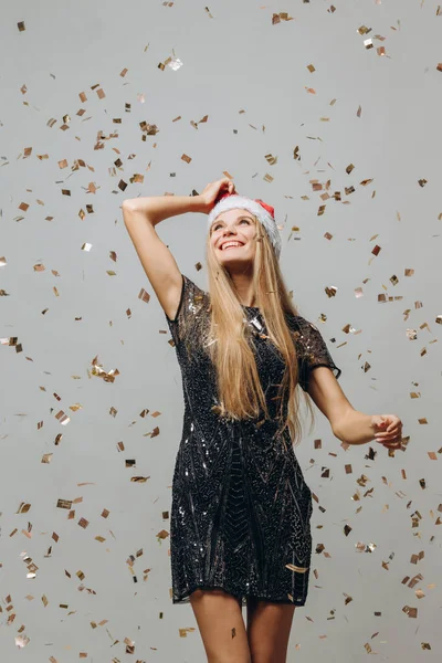 Belle Blonde Santa Girl Dansant Sous Des Confettis Scintillants Concept — Photo