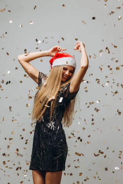 Linda Menina Santa Loira Dançando Sob Confete Brilhante Ano Novo — Fotografia de Stock