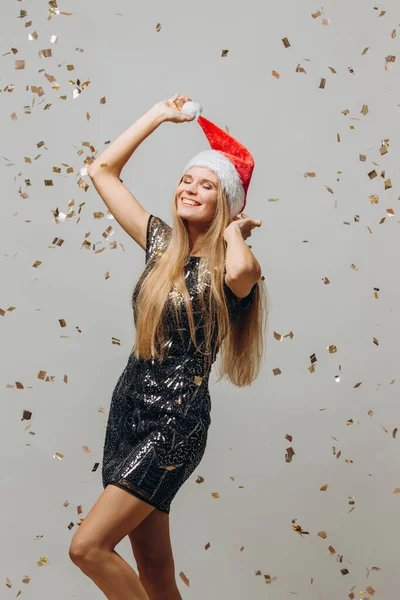 Vakre Blonde Julenissejente Som Danser Glitrende Konfetti Begrepet Nyttårsfest – stockfoto