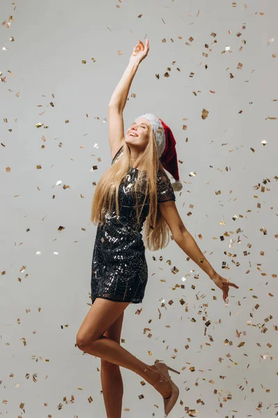 Mooie Blonde Santa Meisje Dansen Onder Glinsterende Confetti Nieuwjaarsfeestconcept — Stockfoto