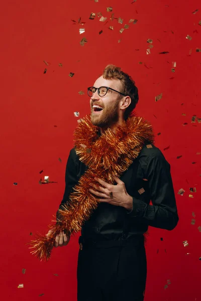 お正月のパーティーでは 眼鏡をかけた赤い髪の明るい男と金色のボア スタジオ写真 — ストック写真
