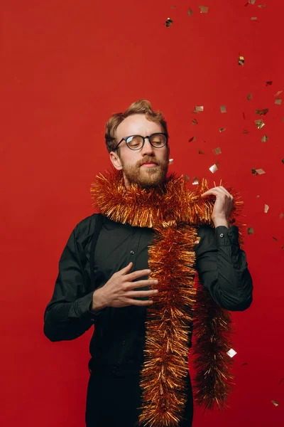 Rött Hår Glad Man Glasögon Och Gyllene Boa Nyårsfest Med — Stockfoto