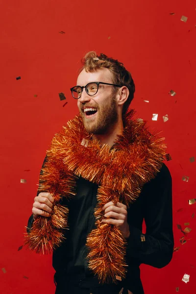 Rött Hår Glad Man Glasögon Och Gyllene Boa Nyårsfest Med — Stockfoto