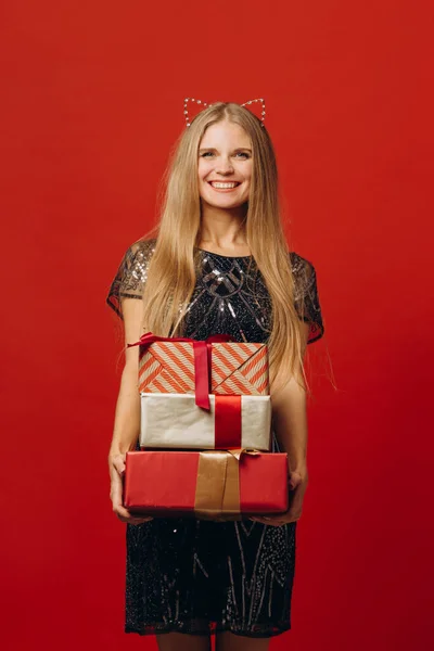 Frohe Weihnachten Eine Glückliche Blonde Frau Festlichen Kleid Hält Weihnachtsgeschenke — Stockfoto