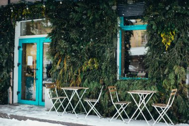 Noel süslemeleri olan bir Noel kafesi..