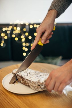 Geleneksel İngiliz buğulama pudingi, Noel için kurutulmuş meyve ve fındık.