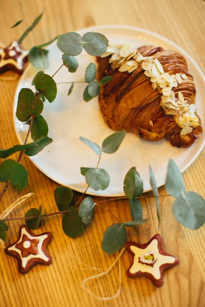Delicioso Croissant Galletas Navidad Una Mesa Una Cafetería — Foto de Stock