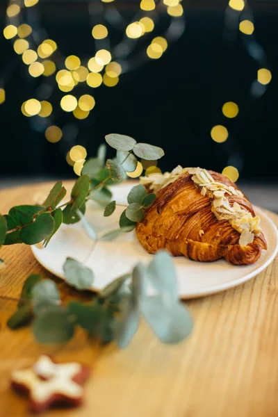 Delicioso Croissant Sobre Una Mesa Una Cafetería Decorada Con Luces — Foto de Stock