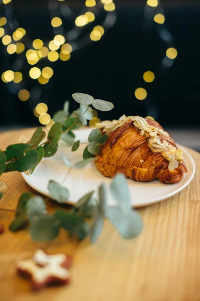 Delicious Croissant Table Coffee Shop Decorated Festive Christmas Lights — Stock Photo, Image