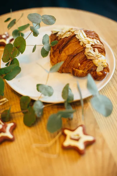 Délicieux Croissant Biscuits Noël Sur Une Table Dans Café — Photo