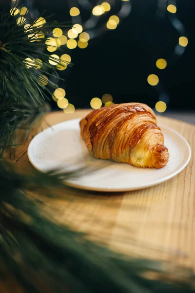 Délicieux Croissant Sur Une Table Dans Café Décoré Lumières Noël — Photo