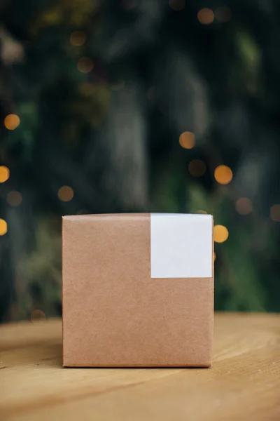 モックアップ クリスマスの背景に白いステッカーでクラフト紙の箱 — ストック写真