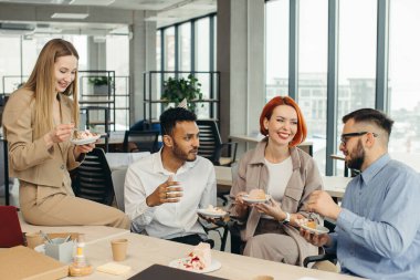 Ofiste bir doğum günü kutluyor arkadaşları