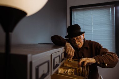 üst düzey erkek arşivci için katalog arama