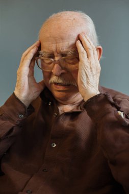 Kapatın. Gri saçlı yaşlı bir adamın düşünceli portresi. Düşünceyi anlamaya çalışıyorum..