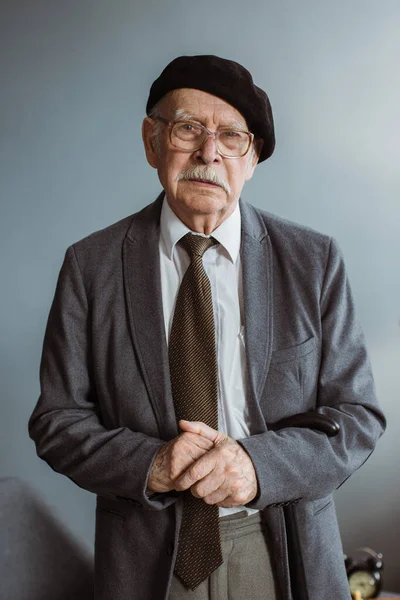 Portret Siwego Starszego Mężczyzny Okularach Stojącego Salonie Domu — Zdjęcie stockowe