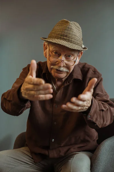 Starszy Mężczyzna Okularach Gesty Podczas Rozmowy Rozmówcą — Zdjęcie stockowe