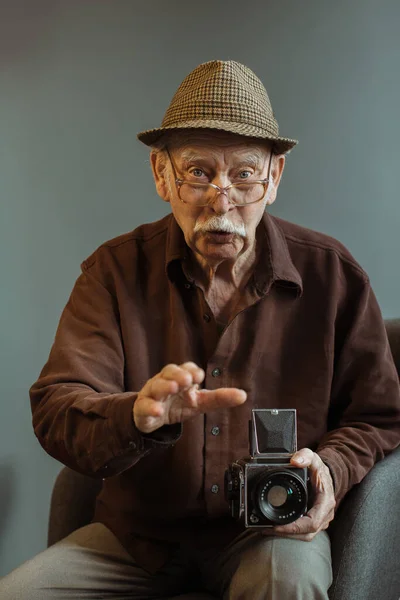 Old Photographer Medium Format Film Camera His Hands — Stock Photo, Image