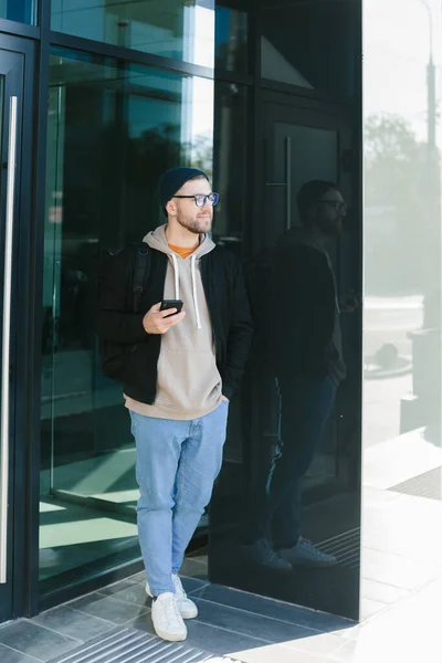 Nätkommunikation Ung Man Hatt Och Glasögon Med Smartphone Handen Gatan — Stockfoto