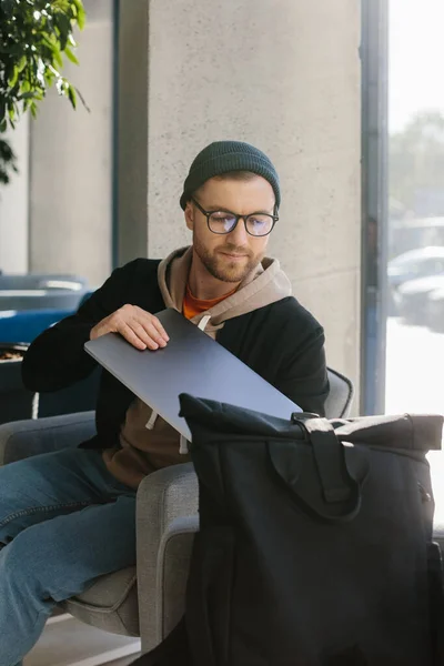 Ung Stilig Frilansare Som Jobbar Med Laptop Kontoret Man Glasögon — Stockfoto