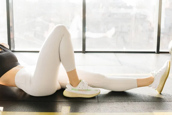 Cropped Image Fitness Woman Relaxes Training Sitting Floor Gym Leggings — ストック写真