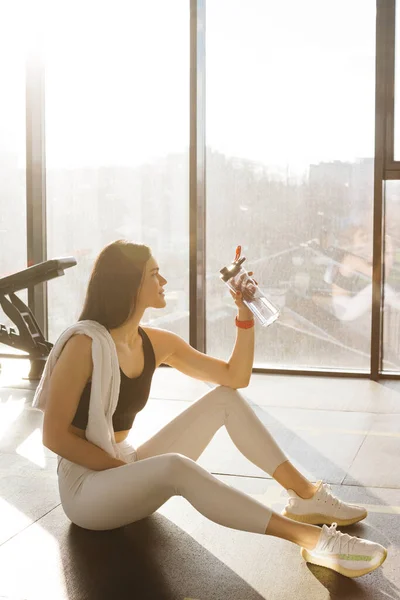 Relaxing Training Beautiful Young Woman Looking Away While Sitting Gym — Zdjęcie stockowe