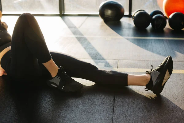 Close Athletic Girl Black Leggings Sitting Floor Gym Resting Exercise — ストック写真